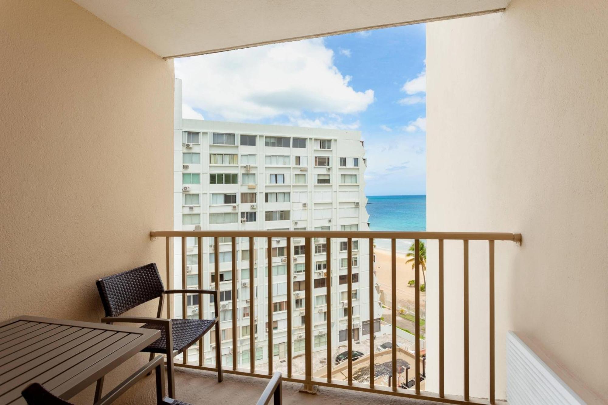 Courtyard By Marriott Isla Verde Beach Resort San Juan Exteriör bild