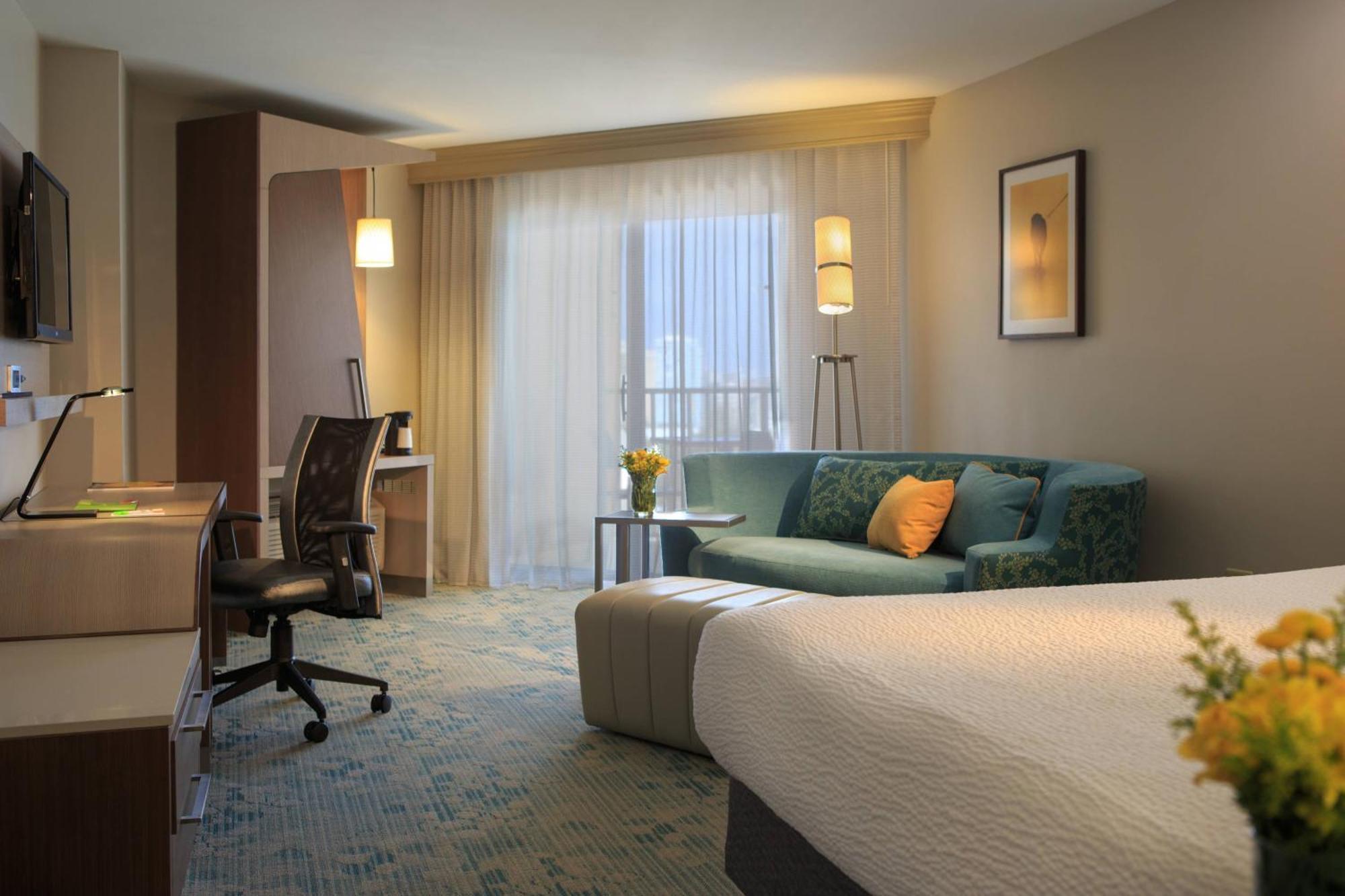Courtyard By Marriott Isla Verde Beach Resort San Juan Exteriör bild
